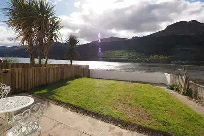 Image de Sur la rive de Lomond Park avec une vue imprenable sur les Alpes Arrochar