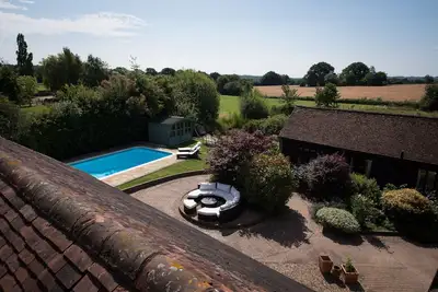 Image de Cottage de campagne rénové avec piscine près de Tenterden