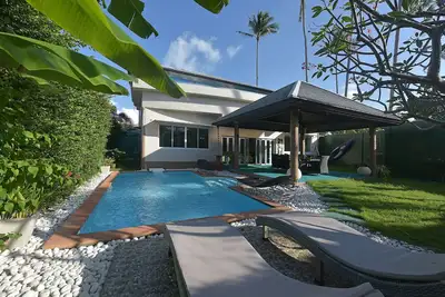 Image de Villa de 3 chambres en bord de mer avec piscine privée dans un jardin clos à 25 mètres de la plage
