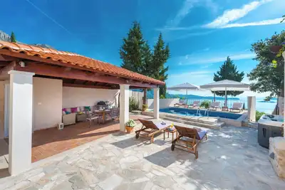 Villa avec vue panoramique sur la mer à couper le souffle