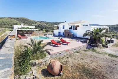Image de Élégante et charmante Villa Petra & Thea avec une piscine et une superbe vue sur la mer.