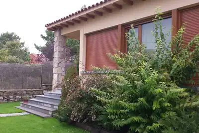Image de Jardin et piscine privés, barbecue. Nature avec charme