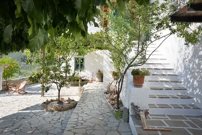 Image de Maison grecque restaurée de caractère à proximité de la montagne et de la mer