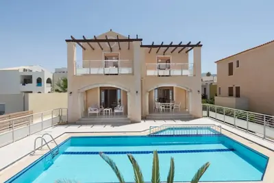 Image de Villa moderne avec piscine privée et vue imprenable sur la mer et à seulement 100 mètres de la plage!