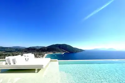 Image de Villa indépendante avec piscine privée près de la plage de sable et du village pittoresque.