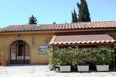 Image de Carnasciale- parmi les collines verdoyantes Petit Village Avec Piscine Dans Le Grand Jardin