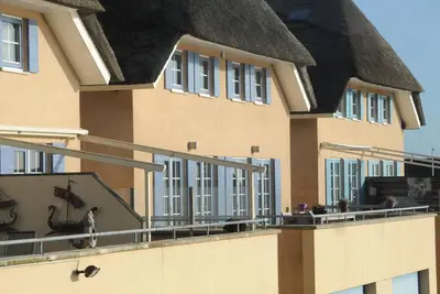 Image de Hangar à bateaux paisible situé dans une région riche en activités aquatiques