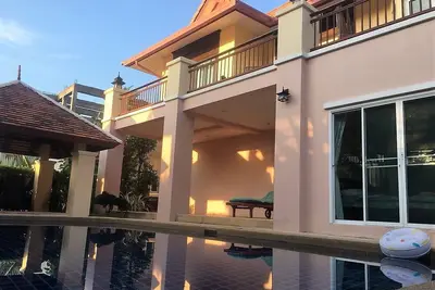 Image de Grande villa avec piscine privée dans un quartier calme