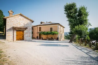Image de Petite maison entourée de verdure avec piscine