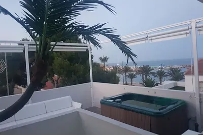 Image de Appartement exclusif de 3 chambres en front de mer avec solarium et jacuzzi