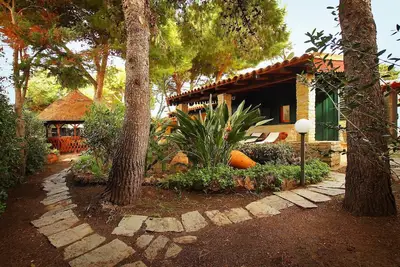Image de 2 Chambres Villa, 2 Salles de bains, WiFi, Jardin, Bbq, Piscine publique