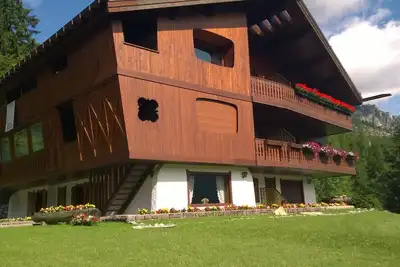Image de Vue SUGGÉRÉE! Chalet De Luxe Brillant À 5 Min À Pied Du Centre Et Des Implants De Ski