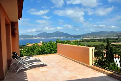 Image de 130 m2 - 4 chambres - 10 pers - plage à pied - Vue pano et terrasse xxl