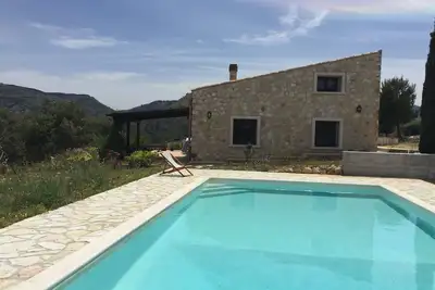 Image de Villa  vue sur mer avec piscine dans une oliveraie