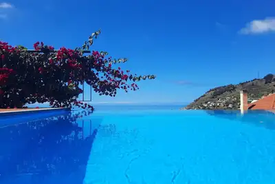 Image de Villa avec piscine à débordement et une salle de jeux vue sur la mer