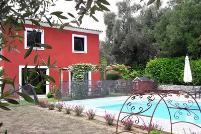 Image de villa tout confort au calme avec grande piscine privative
