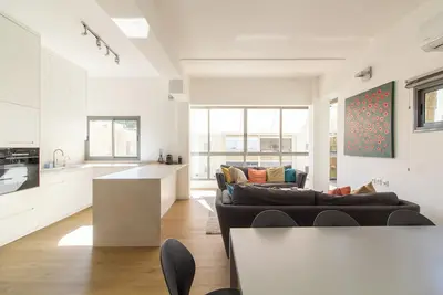 Image de Superbe appartement en duplex de 3 chambres (près de Gordon Beach)