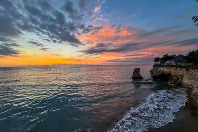 Image de Cozy Beachside Cottage w / Sunset Balcon, plages privées, piscine extérieure et A / C