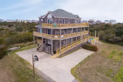 Image de Souhaitable Oceanview Home, Rodanthe-Ascenseur, piscine, bain à remous, salle de jeux, DogFriendly