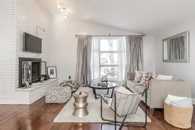 Image de Maison Mid-Century Récemment Rénovée