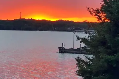 Image de Belle maison au bord du lac avec une vue imprenable sur le lac