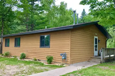 Image de 3 chambres cabine au lac AuTrain! Plage, jardin, sauna! Roches sur la photo à proximité