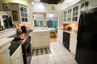Image de The Stone - Appartement meublé 2Bd / 1Ba - Près du lac et des pistes cyclables, Mercer