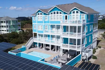 Image de Vue sur la mer avec ascenseur, piscine, hot tub, chauffage extérieur, recharge de voiture électrique, etc.