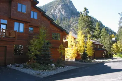Image de Superbe maison dans un emplacement idéal: sur la rivière et à seulement quelques pas de la ville