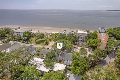 Image de En face de la plage! Condo au premier étage, très proche du village.