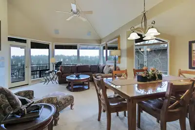 Image de Condo privé de trois chambres avec vue sur la rivière à Bend avec foyer au gaz et bain à remous