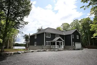 Image de Grand chalet au bord de l'eau de Muskoka ~ Récemment construit 2019 ~ Comprend Kayaks / Sup / Canoë