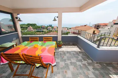 Image de Heureux appartement Xl ensoleillé avec vue sur la mer