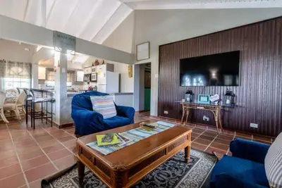 Image de Maison calme de trois chambres avec piscine