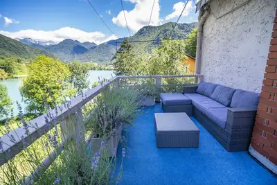 Image de Maison au bord du lac avec deux terrasses