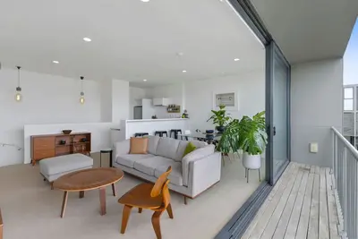 Image de Maison de ville ensoleillée avec vue sur la ville