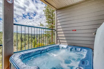 Image de Condo privé de deux chambres avec vue sur la rivière à Bend avec foyer au gaz et accès au centre de remise en forme.