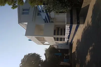 Image de Blue Marine - maison méditerranéenne avec 6 terrasses et vue sur la mer dans une rue de la plage