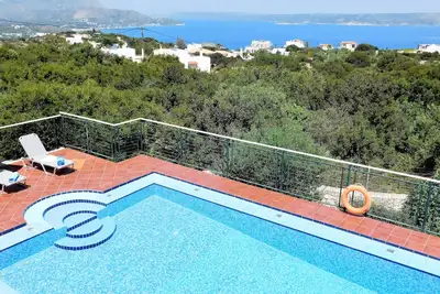Villa Maria, Plaka, La Canée. Très privé avec vue sur la piscine, la mer et la montagne.