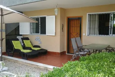 Image de Bungalow avec jardin + piscine près de la plage, fibre WiFi + garage. Nous parlons anglais