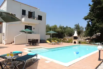 Une villa moderne de 3 chambres avec une grande piscine et une bonne intimité mais proche des commodités