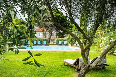 Image de Villa • Nouveau rez-de-chaussée & terrasse • piscine • grand jardin