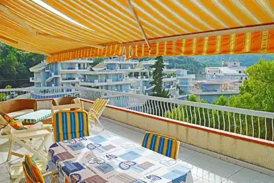 Image de Bel appartement à 150 mètres de la mer avec une grande terrasse surplombant la mer pour 8