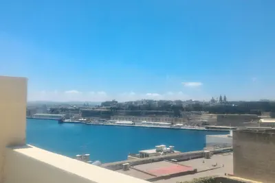 Image de Maison de ville médiévale de caractère avec vue imprenable de la Valette