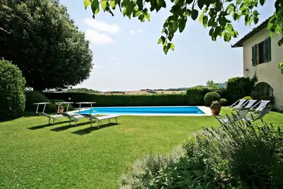 Villa piscine élégante et raffinée dans le village médiéval en Toscane