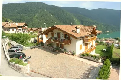 Image de Appartements avec de grands balcons et des vues spectaculaires sur le lac Molveno ****