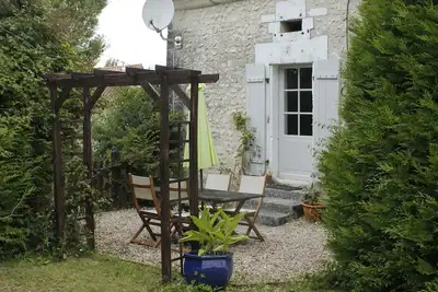 Image de La Maison du Jardin, un chalet de deux chambres, avec une vue imprenable et des couchers de soleil.