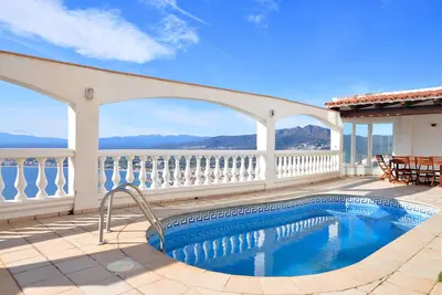 Image de Maison sur les hauteurs de Roses avec vue panoramique sur la baie.