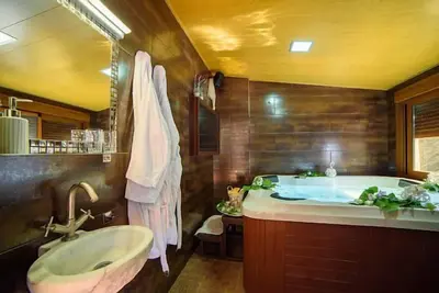 Image de Gîte rural romantique avec Jacuzzi Private pour 2 personnes. C. À L'Envers