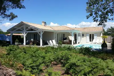 Villa de luxe sur le lac, à côté de la forêt et à proximité de la plage.